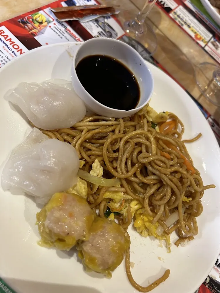 Nouilles Sautées Et Bouchées Vapeur